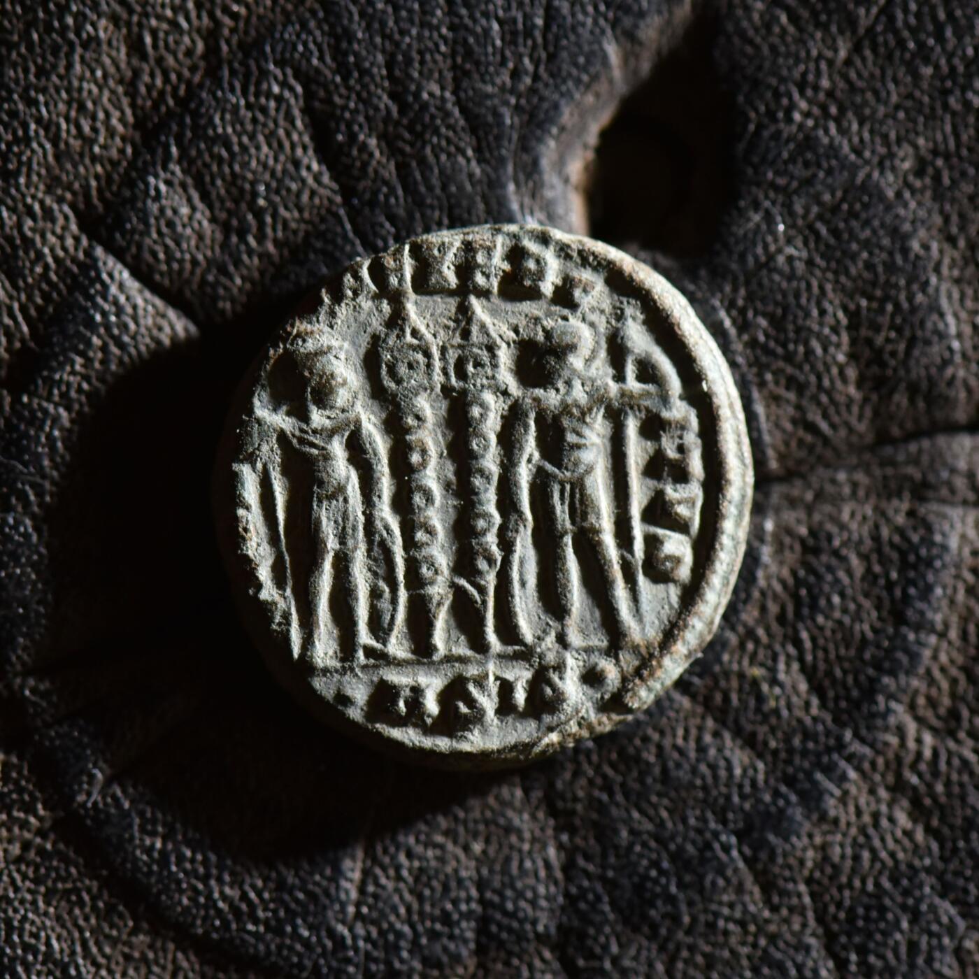 【良泉】【春节前最后一场】2月5日晚19.30点开拍！208组，本场结束后预存钱币的朋友请告知，将连同本场拍品一起邮寄，预祝诸位春节愉快！ 【极美品】【发丝清晰】公元334-335年【古罗马】君士坦丁大帝“MAX奥古斯都”“士兵军旗”铜币，锡斯基亚造币厂，2.72克