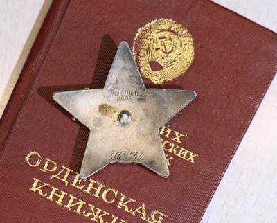 大猫徽章拍卖 第286期 苏联双红星带证 档案齐全 同一人获得