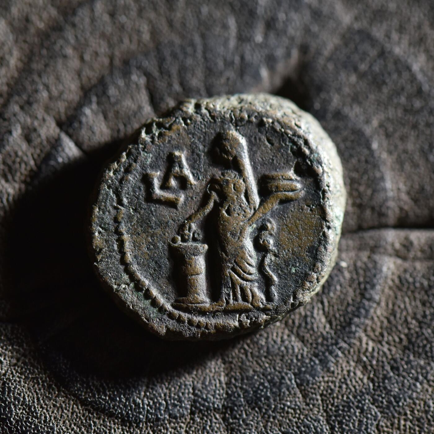 【良泉】【春节前最后一场】2月5日晚19.30点开拍！208组，本场结束后预存钱币的朋友请告知，将连同本场拍品一起邮寄，预祝诸位春节愉快！ 【美品】公元284-285年【古罗马·行省】埃及，戴克里先（ΔIOKΛHTIANOC）虔诚女神，在位第1年（L-A）四德拉克马，8.82克