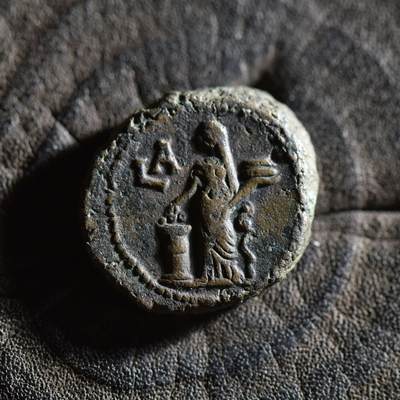 【良泉】【春节前最后一场】2月5日晚19.30点开拍！208组，本场结束后预存钱币的朋友请告知，将连同本场拍品一起邮寄，预祝诸位春节愉快！ - 【美品】公元284-285年【古罗马·行省】埃及，戴克里先（ΔIOKΛHTIANOC）虔诚女神，在位第1年（L-A）四德拉克马，8.82克