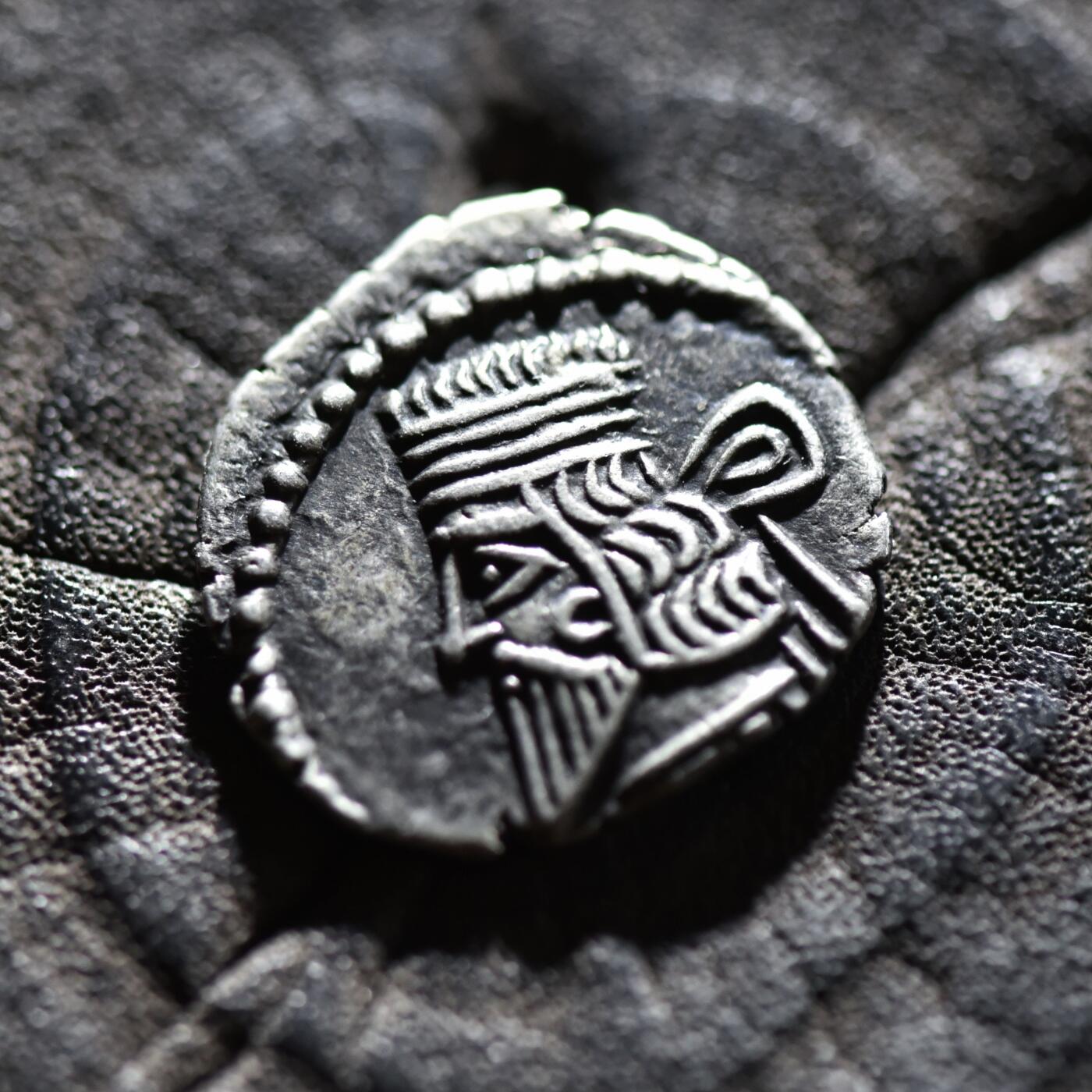 【良泉】【春节前最后一场】2月5日晚19.30点开拍！208组，本场结束后预存钱币的朋友请告知，将连同本场拍品一起邮寄，预祝诸位春节愉快！ 【极美品！】公元105-147年【古波斯】帕提亚（安息）沃洛加西斯三世，一德拉克马银币，3.65克