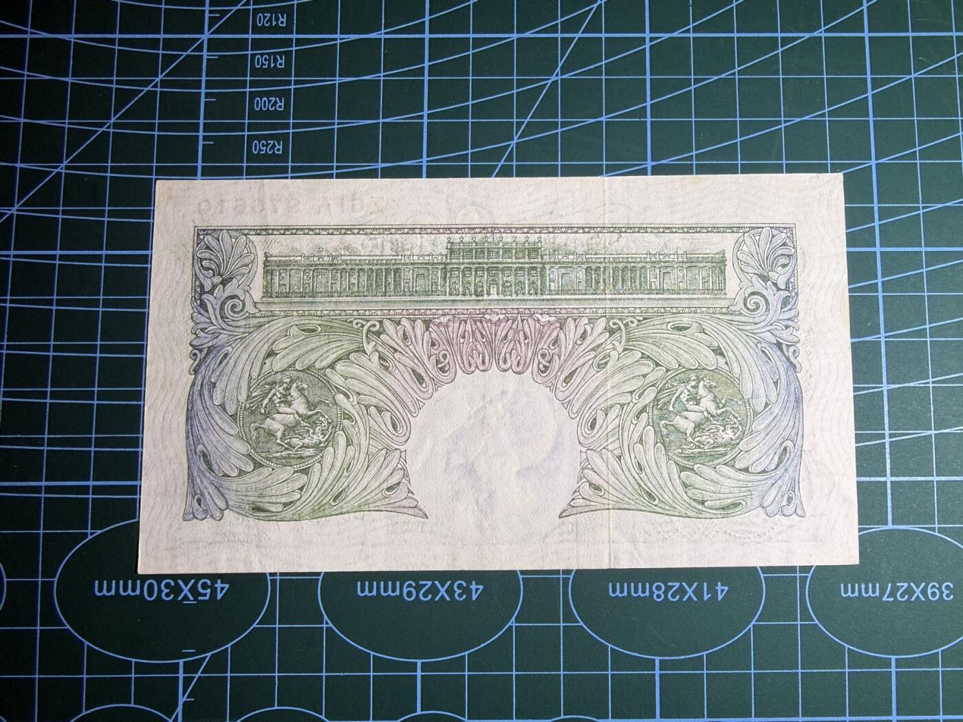 【炜奕收藏】，第五十六期，大不列颠专场 英国A序列1镑，品相如图，战时签名