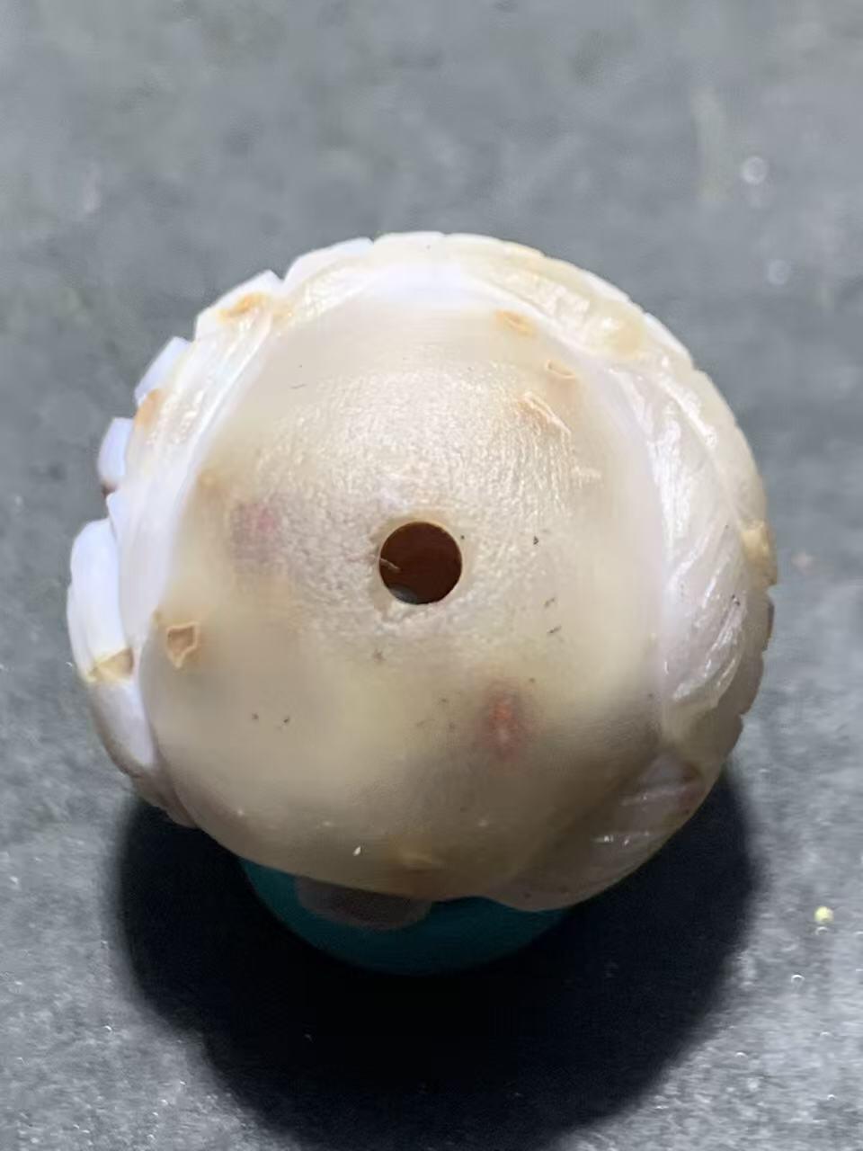 精美亚光战国红玛瑙手工巧雕龙鱼戏珠圆珠一个