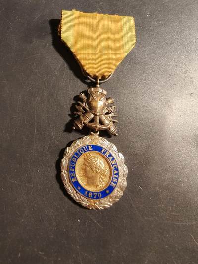 老王徽章第176期 - 法国军事奖章    三共时期   珠宝商版非常见的铸币局版    950银镀金珐琅    17.8g