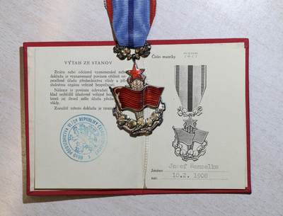 大猫徽章拍卖 第286期 捷克斯洛伐克劳动红旗勋章，T1王国国徽版，银质热珐琅，带原盒原证书