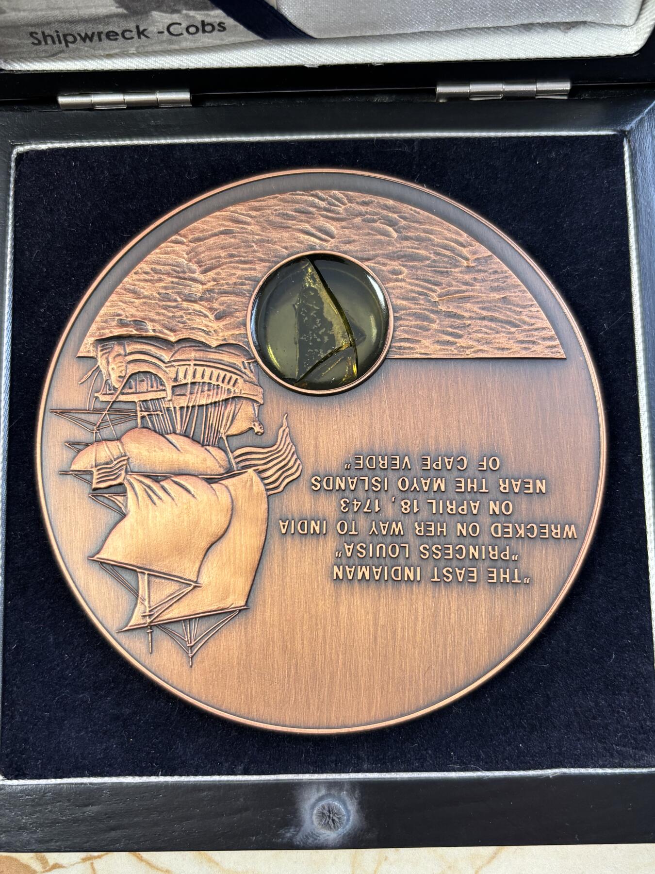 第187期拍卖 利比里亚2001年嵌路易莎公主号沉船碎片纪念大铜币，777克，发行2000枚