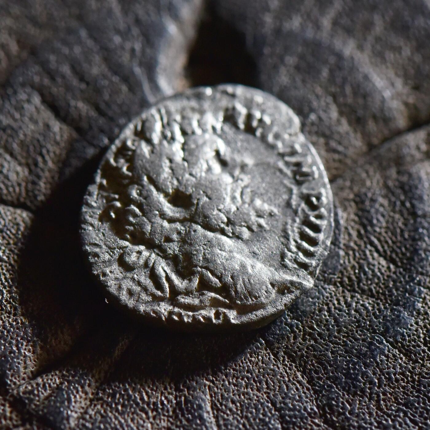 【良泉】【春节前最后一场】2月5日晚19.30点开拍！208组，本场结束后预存钱币的朋友请告知，将连同本场拍品一起邮寄，预祝诸位春节愉快！ 公元197年【古罗马】塞普提米乌斯·塞维鲁，背皇帝骑马，铭文PROFEC-TIO AVG（出征的奥古斯都）第纳尔银币，老底嘉造币厂，1.37克