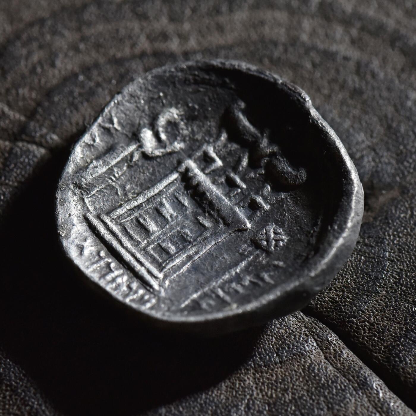 【良泉】【春节前最后一场】2月5日晚19.30点开拍！208组，本场结束后预存钱币的朋友请告知，将连同本场拍品一起邮寄，预祝诸位春节愉快！ 【藏家出品D】15.22克，珍稀罕见品种！波西斯王国，瓦德弗拉达德一世，公元前146-138年，四德拉克马碟形大银币，正面为带总督头巾和东方国王常用的束发带的瓦德弗拉达德一世，背面左侧为瓦德弗拉达德一世站像，上手抬起，向中央的火神庙祈祷，火神庙上方为有翼的阿胡拉·玛兹达。右侧为神幡。周围为 阿拉米语铭文译为“瓦德弗拉达德，众神的弗拉塔拉卡”。