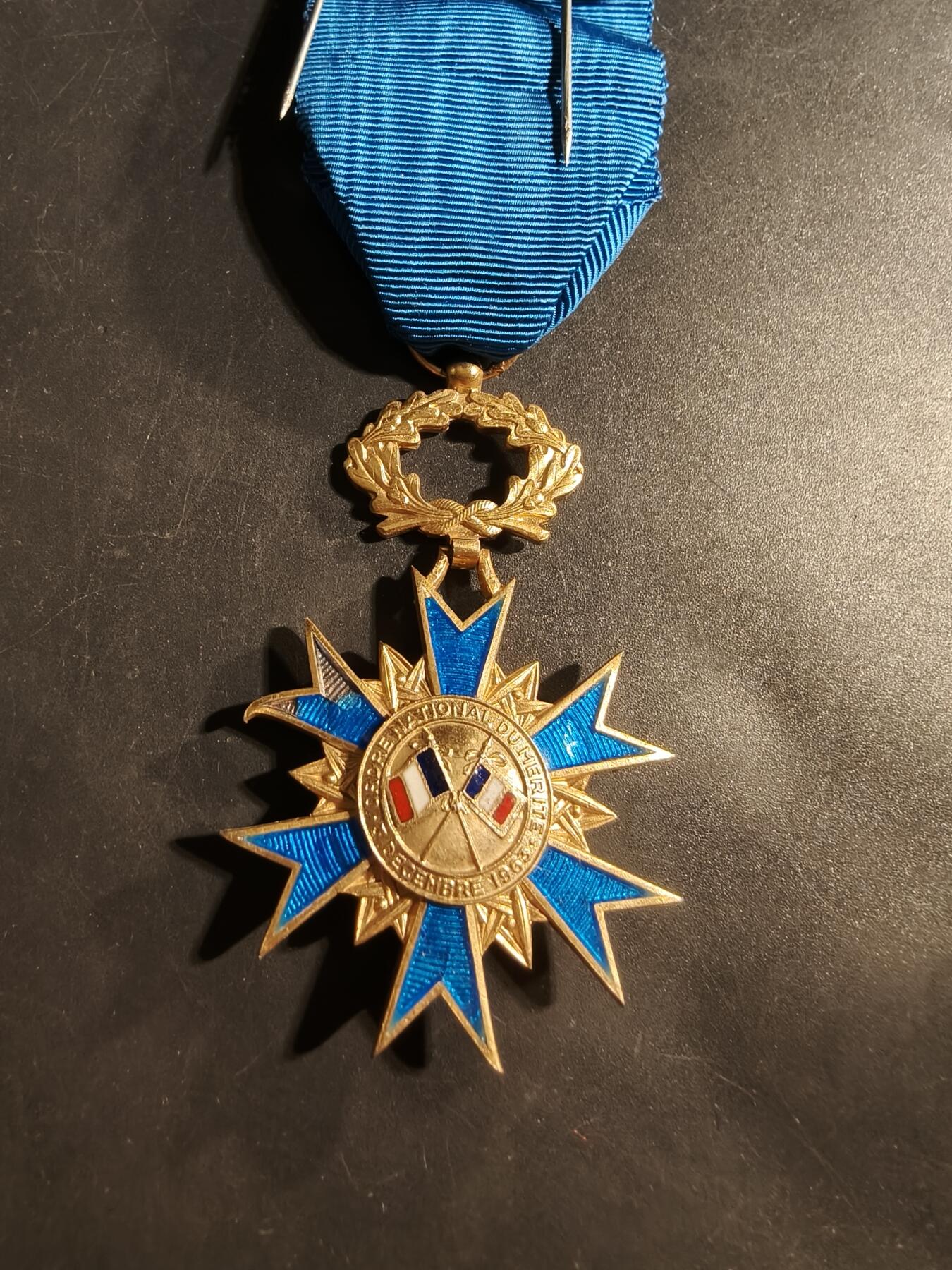 老王徽章第176期 法国军官级国家功勋勋章    原盒    早期950银镀金珐琅     28.7g