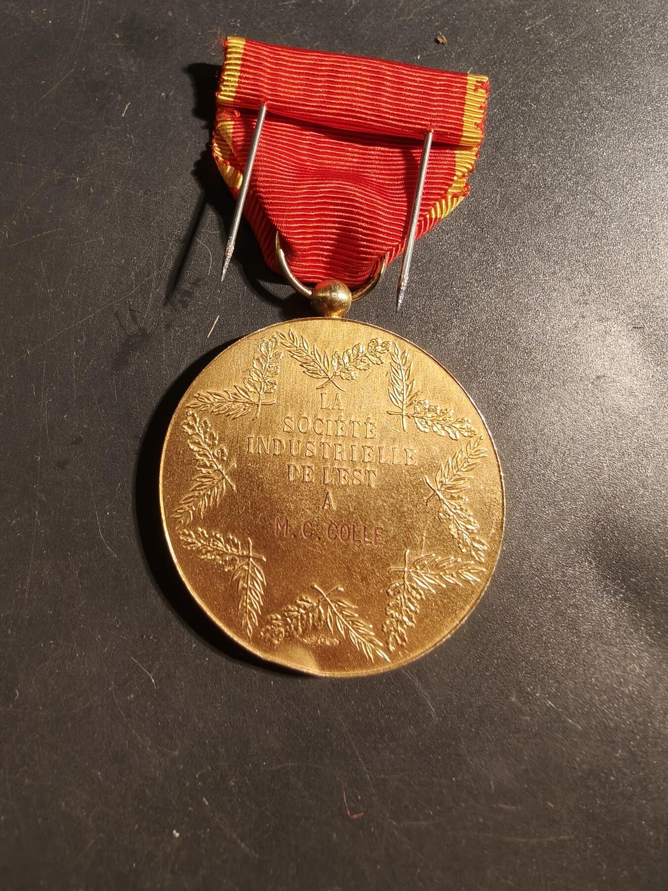 老王徽章第176期 法国金级东方工业协会奖章    950银镀金    42.8g