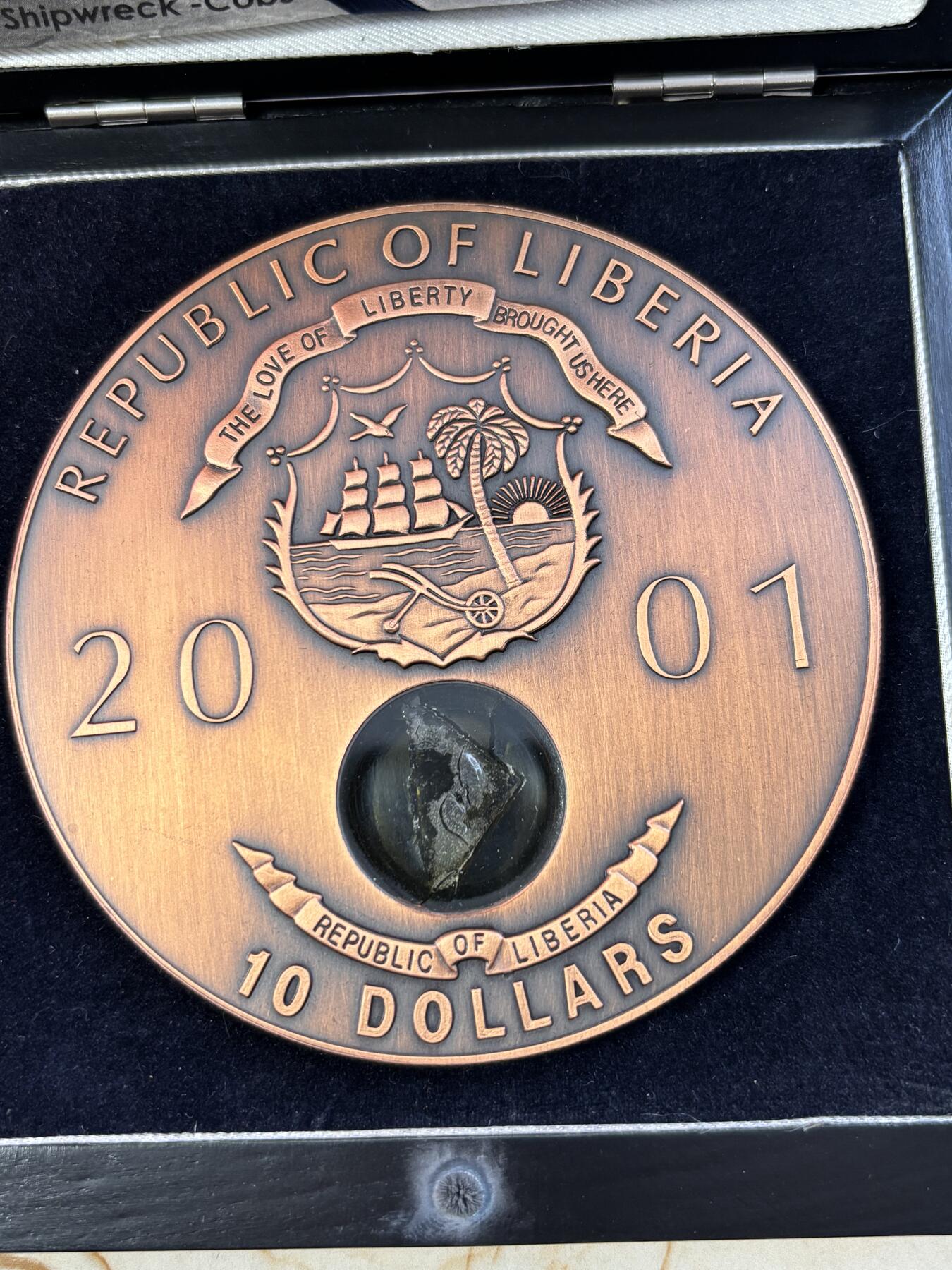 第187期拍卖 利比里亚2001年嵌路易莎公主号沉船碎片纪念大铜币，777克，发行2000枚