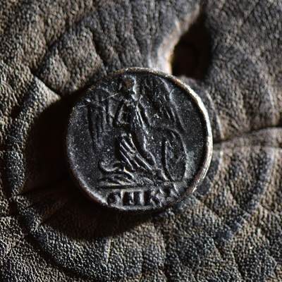 【良泉】【春节前最后一场】2月5日晚19.30点开拍！208组，本场结束后预存钱币的朋友请告知，将连同本场拍品一起邮寄，预祝诸位春节愉快！ - 【极美品】公元330-340年【古罗马】君士坦丁大帝“胜利女神”铜币，君士坦丁堡迁都纪念，2.45克