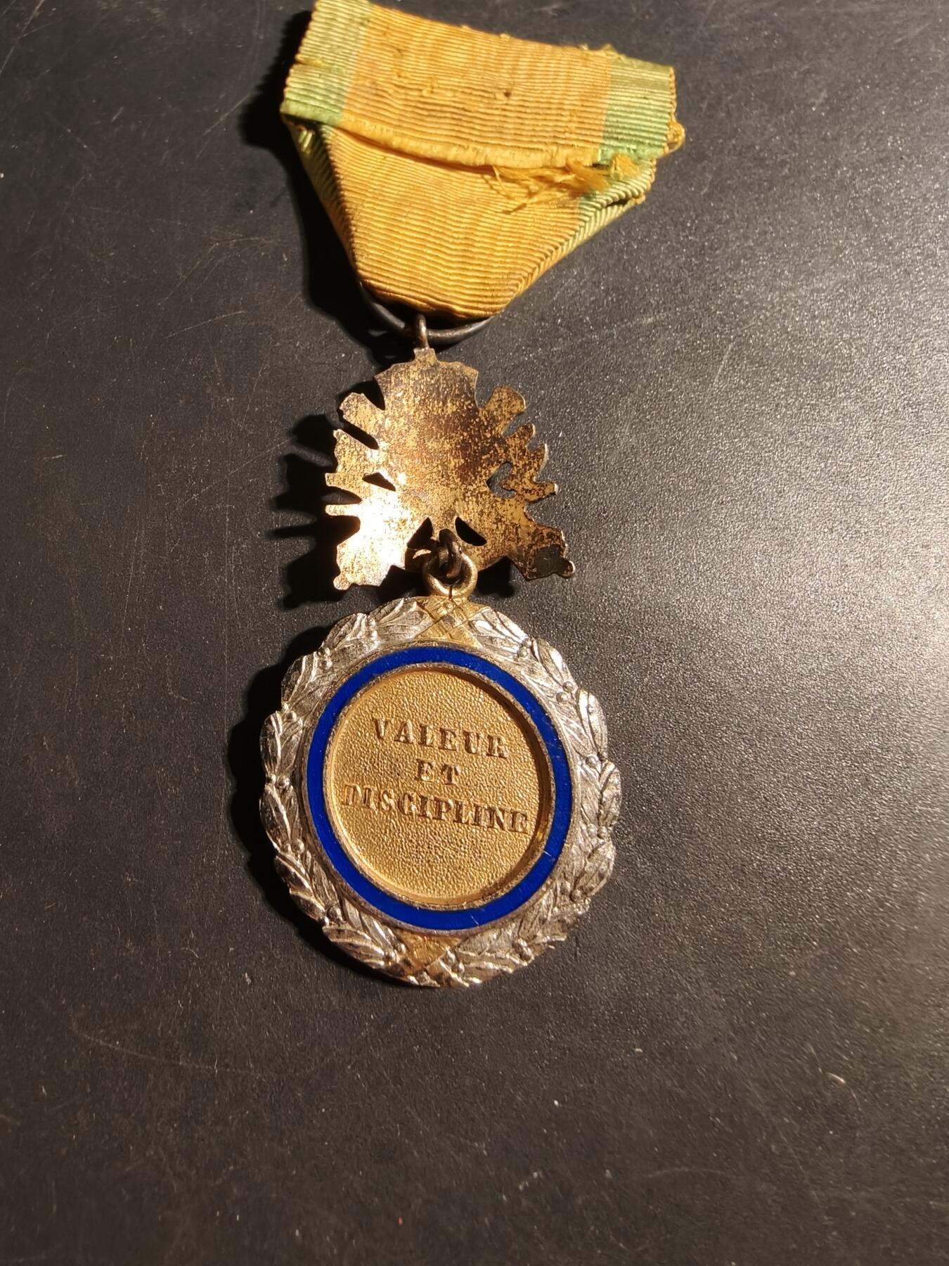 老王徽章第176期 法国军事奖章    三共时期   珠宝商版非常见的铸币局版    950银镀金珐琅    17.8g