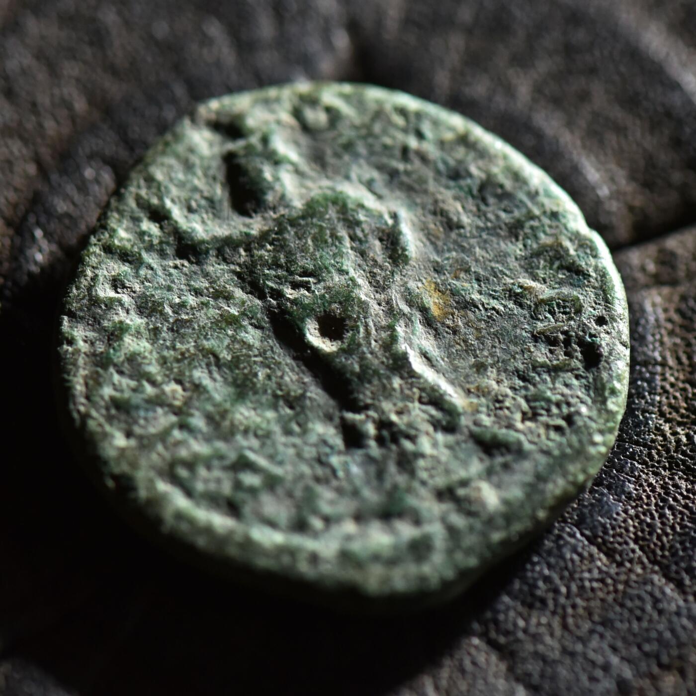 【良泉】【春节前最后一场】2月5日晚19.30点开拍！208组，本场结束后预存钱币的朋友请告知，将连同本场拍品一起邮寄，预祝诸位春节愉快！ 公元198-217年【古罗马·行省】色雷斯 奥德苏斯城（今保加利亚瓦尔纳） 【暴君】卡拉卡拉，背“冥神塞拉皮斯”四阿萨雷斯铜币，7.97克