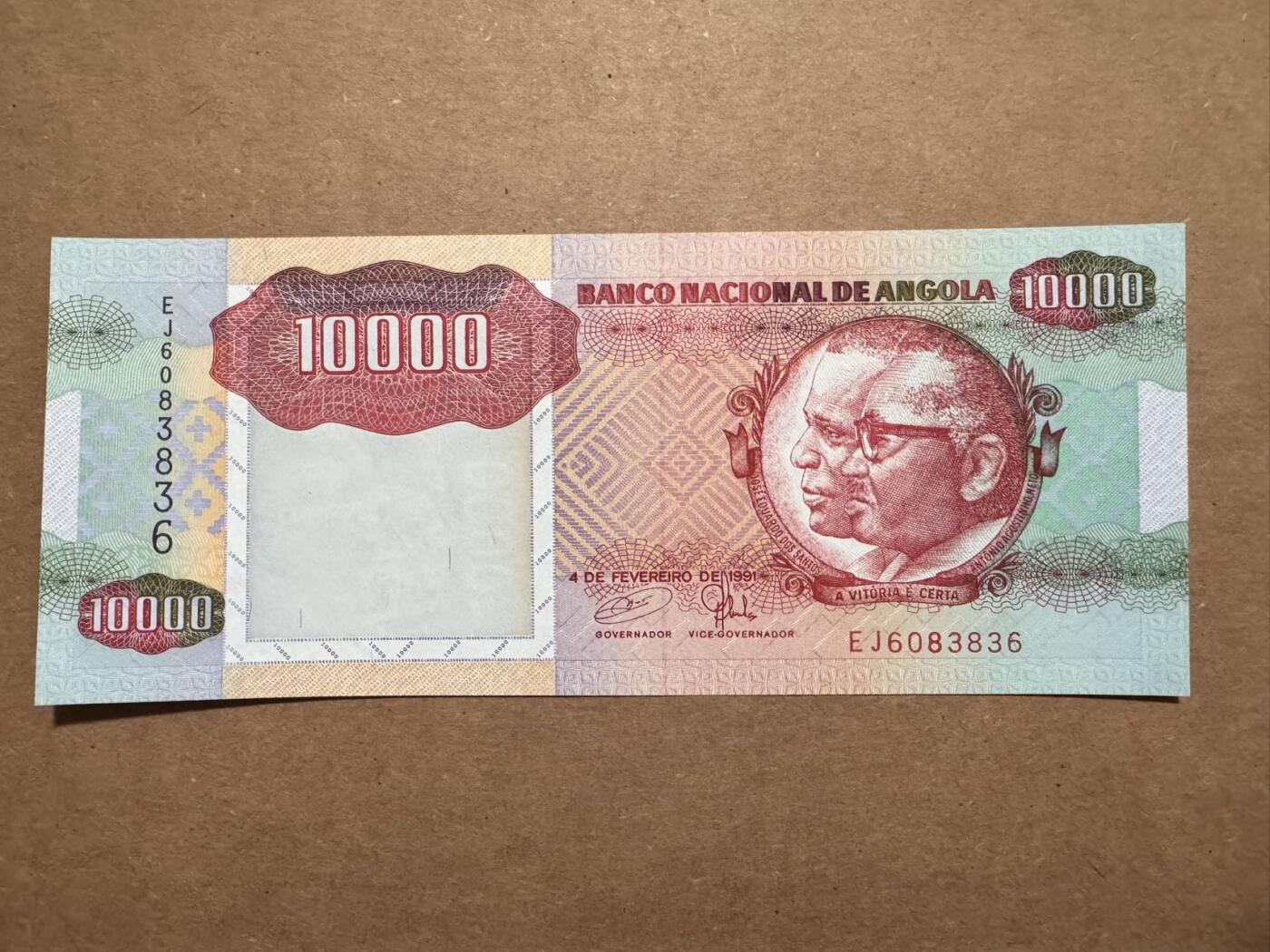 🐍甜小邱世界纸币收藏🐍第139期精品场💐 【早期版本+无47靓号】全新UNC 安哥拉 10000宽扎 草原动物 1991