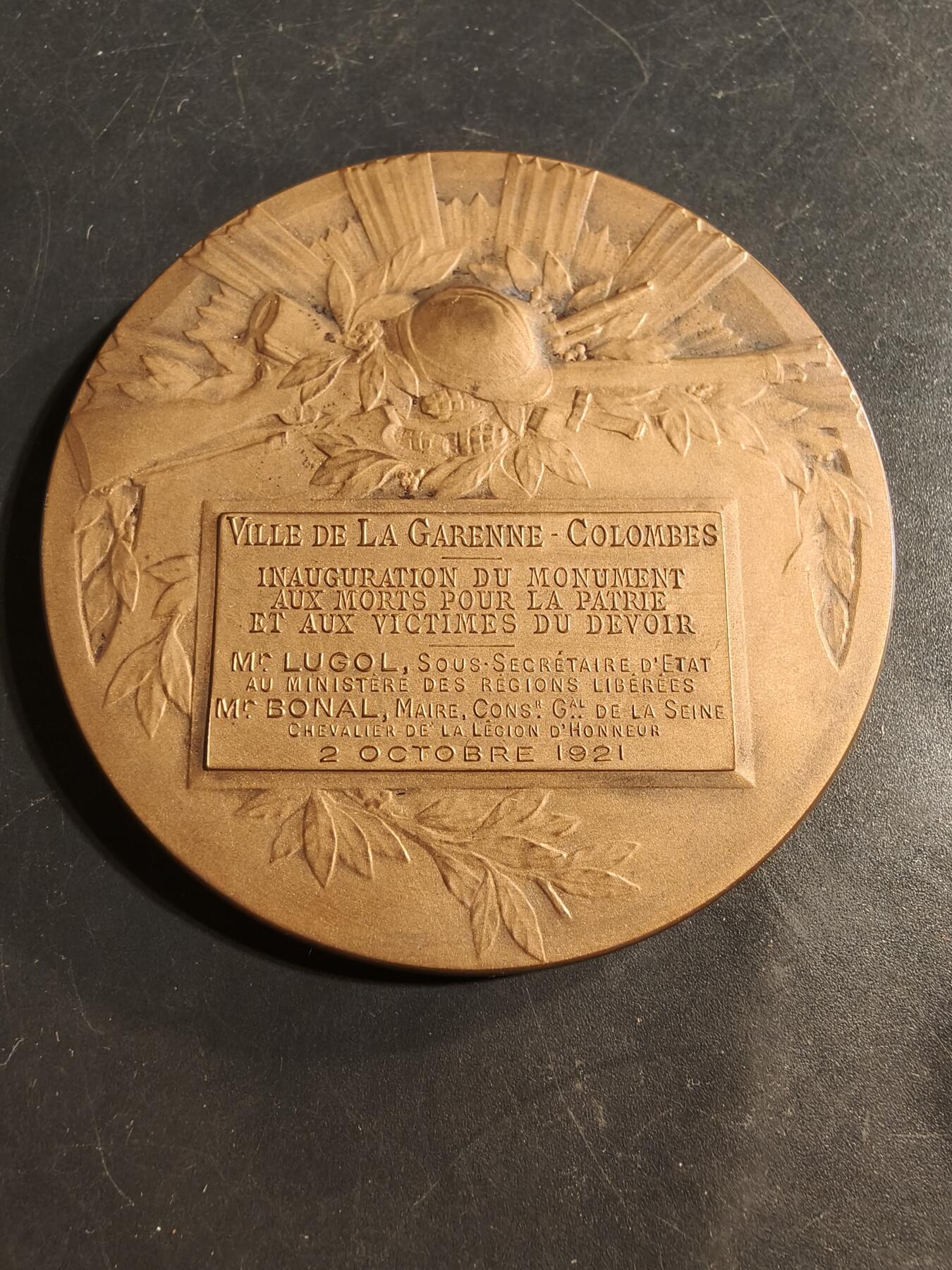 老王徽章第176期 法国拉加雷讷科隆布市一战烈士纪念碑落成大铜章     原盒     大师路易·波特公鸡头玛丽安娜     直径68mm     重量118.9g
