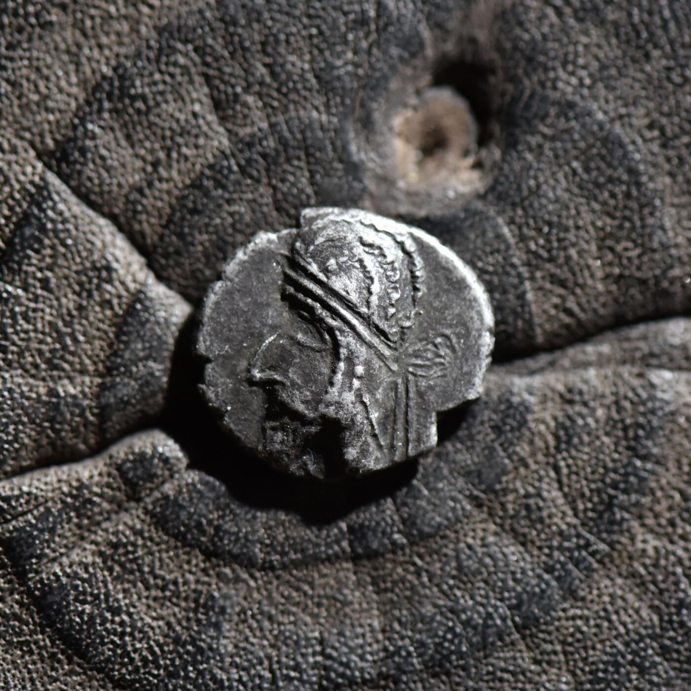 【良泉】【春节前最后一场】2月5日晚19.30点开拍！208组，本场结束后预存钱币的朋友请告知，将连同本场拍品一起邮寄，预祝诸位春节愉快！ 【罕见】【美品！】公元1-2世纪【古波斯】【帕提亚治下的波西斯】曼奇尔一世，半德拉克马银币，1.18克