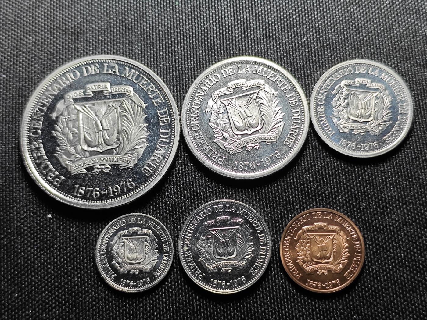 KK钱币收藏小铺  第400期  百期特拍（四拍之四）2月预留时间 周末发货  1976多米尼加共和国胡安·巴勃罗·杜阿尔特逝世 100周年 精制纪念套币 原盒 少见