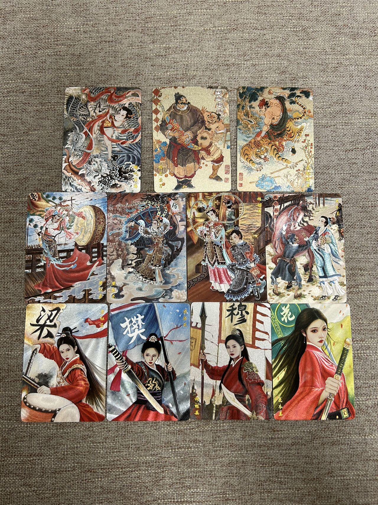 喜灰玩卡拍卖第三期限时免佣金，接代拍，免佣金帮卡友们拍卖，欢迎送拍，释放现金流，让自己有资金可以购买更多喜欢的卡牌，让别的卡友能淘到更多心仪的卡牌 山河潮玩四大巾帼加解锁粗闪一套共11张