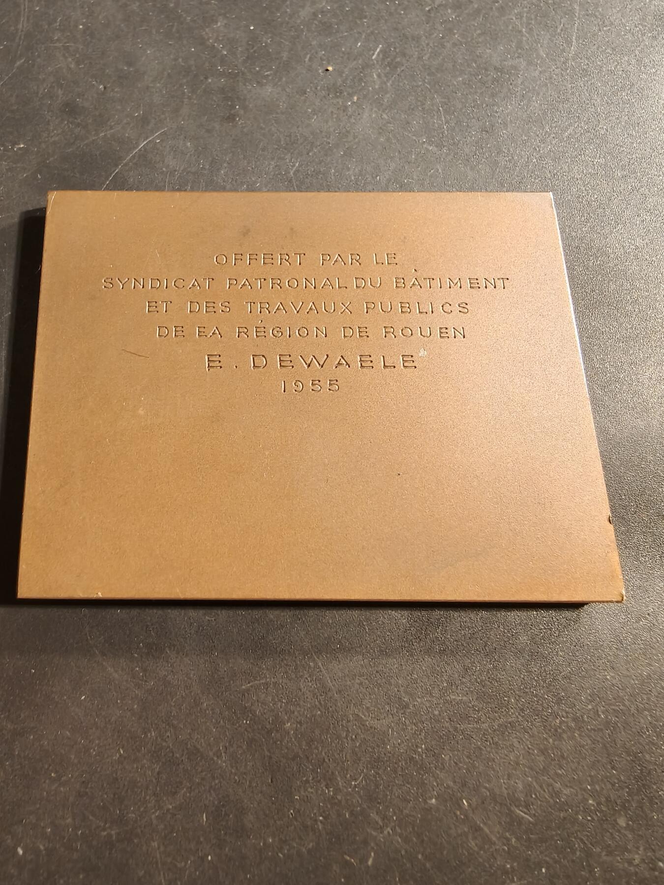老王徽章第176期 法国鲁昂地区建筑和公共工程雇主协会方形大铜章     原盒     尺寸69×54mm     重量140g
