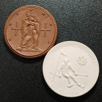 【德藏】世界币章拍卖第161期 - 2枚一组 德国紧急状态10马克陶瓷币+德国迈森滑雪纪念白色陶瓷章 直径约：40mm/棕,40.7mm/白；重约：10.7g/棕,13.3g/白