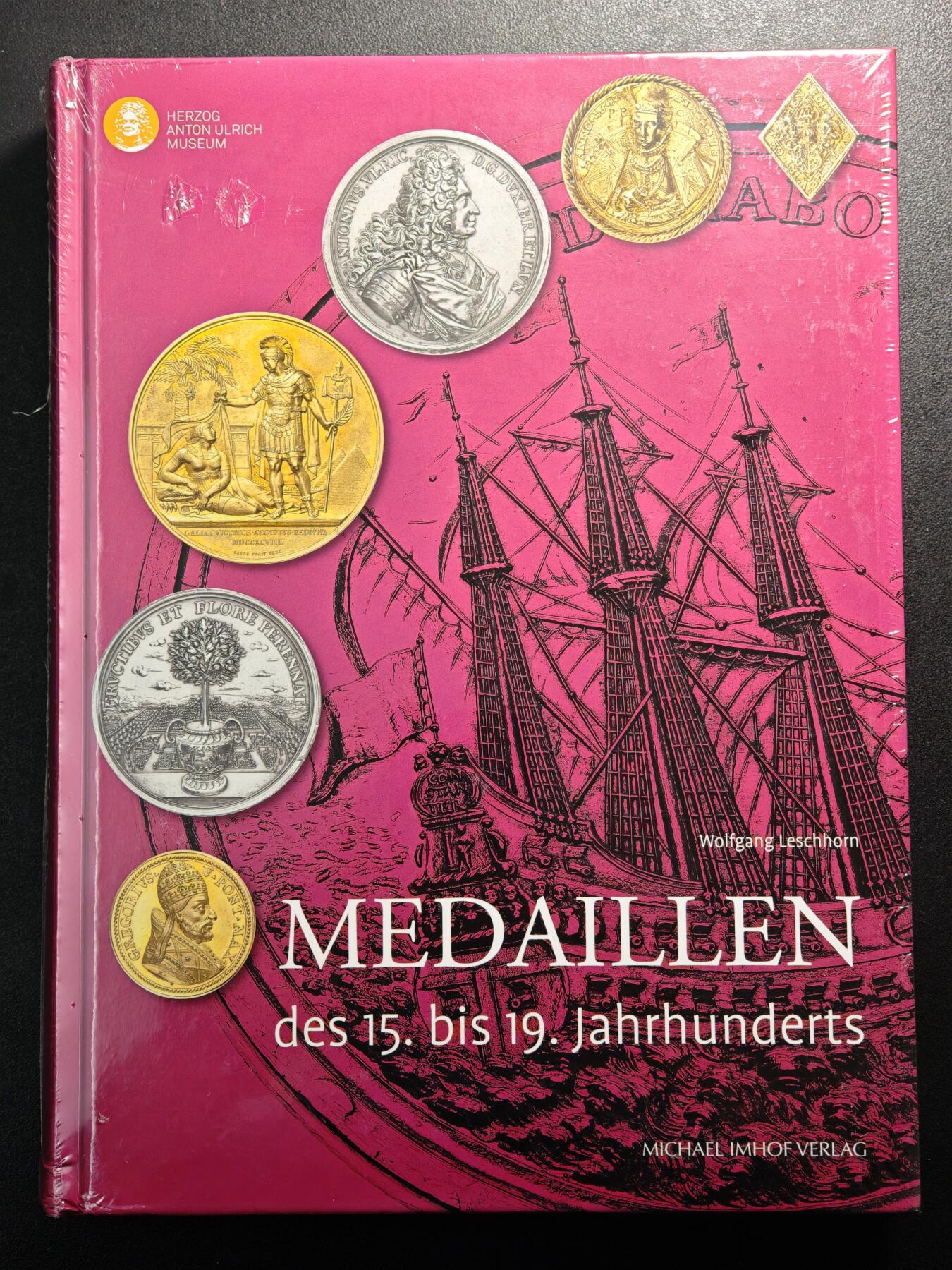 【德藏】世界币章拍卖第161期 全新未拆封 德国赫尔佐格–安东–乌里希博物馆15-19世纪章牌专著 全书约504页 全彩铜版纸印刷 硬壳精装
