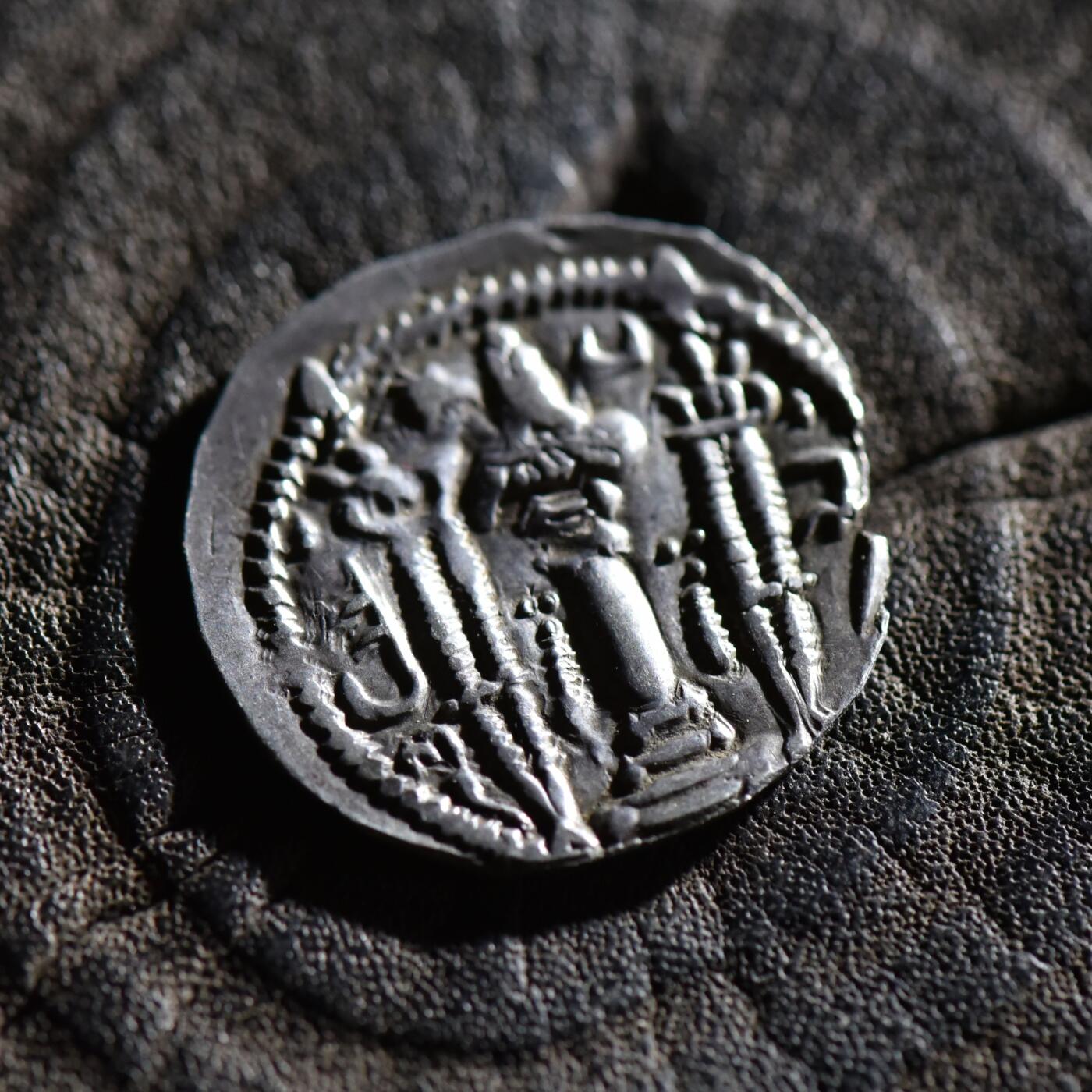 【良泉】【春节前最后一场】2月5日晚19.30点开拍！208组，本场结束后预存钱币的朋友请告知，将连同本场拍品一起邮寄，预祝诸位春节愉快！ 公元498-531年【波斯帝国】萨珊王朝，卡瓦德一世 第二次执政 一德拉克马剪边改伊斯兰第尔汗银币，2.48克