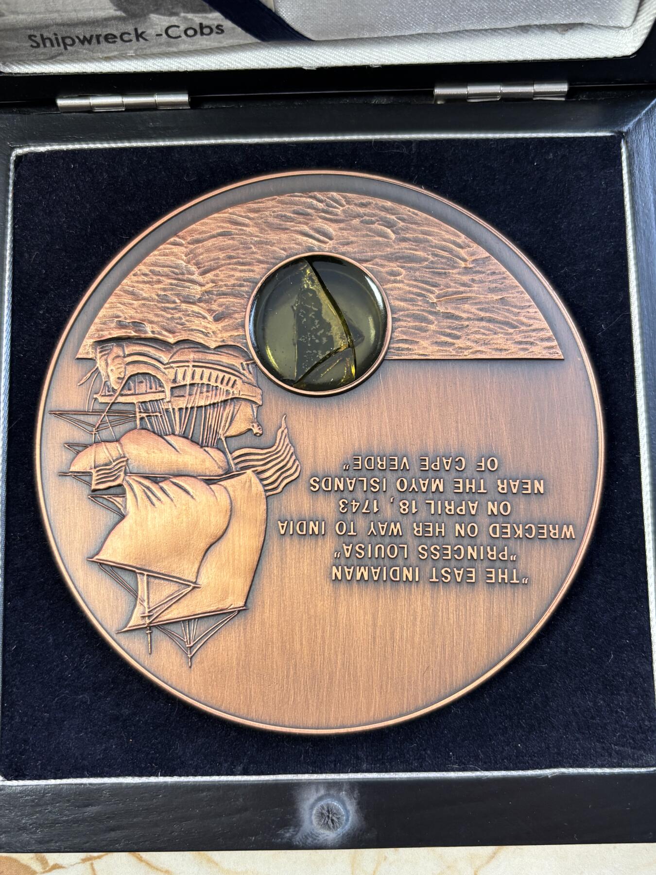 第187期拍卖 利比里亚2001年嵌路易莎公主号沉船碎片纪念大铜币，777克，发行2000枚