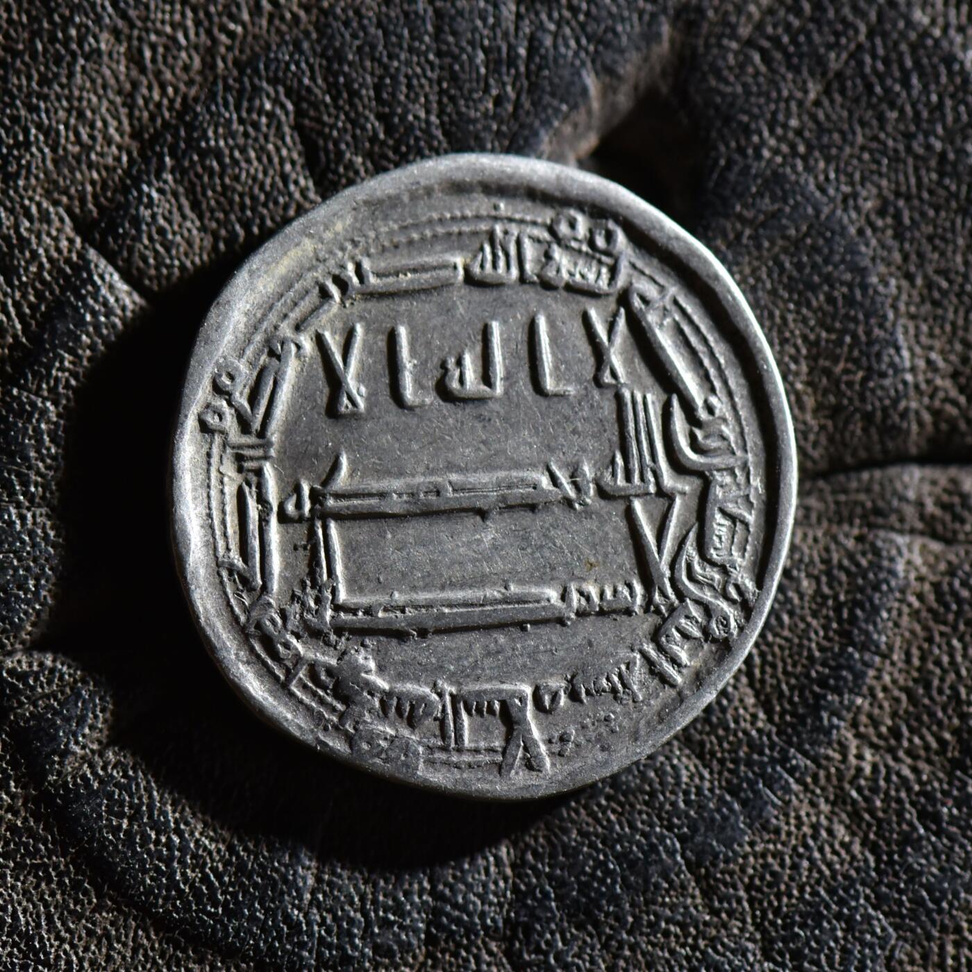 【良泉】【春节前最后一场】2月5日晚19.30点开拍！208组，本场结束后预存钱币的朋友请告知，将连同本场拍品一起邮寄，预祝诸位春节愉快！ 【极美品】公元786-809年【丝绸之路】阿巴斯王朝《一千零一夜》哈伦·拉希德。第尔汗银币，2.87克