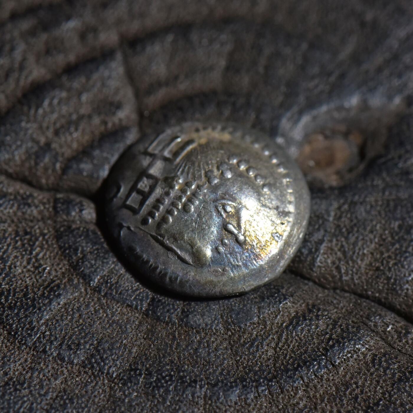 【良泉】【春节前最后一场】2月5日晚19.30点开拍！208组，本场结束后预存钱币的朋友请告知，将连同本场拍品一起邮寄，预祝诸位春节愉快！ 【极美品】【碟形】公元100-120年【南阿拉伯半岛】萨巴和希木叶尔王国，阿姆丹王1标准银币，1.42克