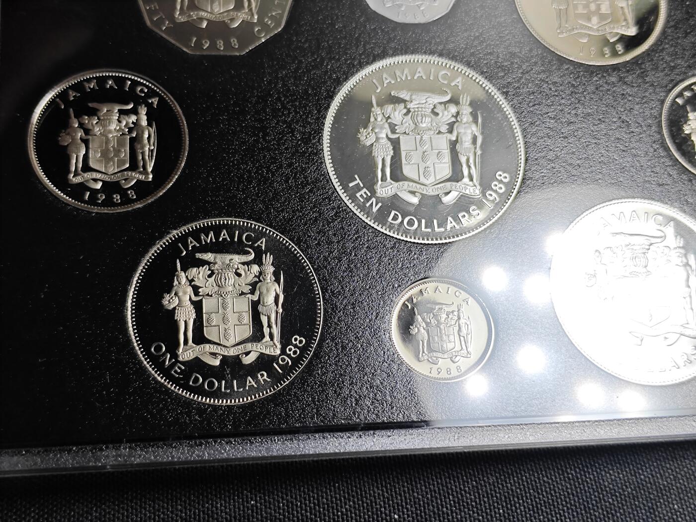 KK钱币收藏小铺  第400期  百期特拍（四拍之四）2月预留时间 周末发货  1988牙买加精制套币 盒证全 带$10纪念银币和$5两枚大银币 发行量1000
