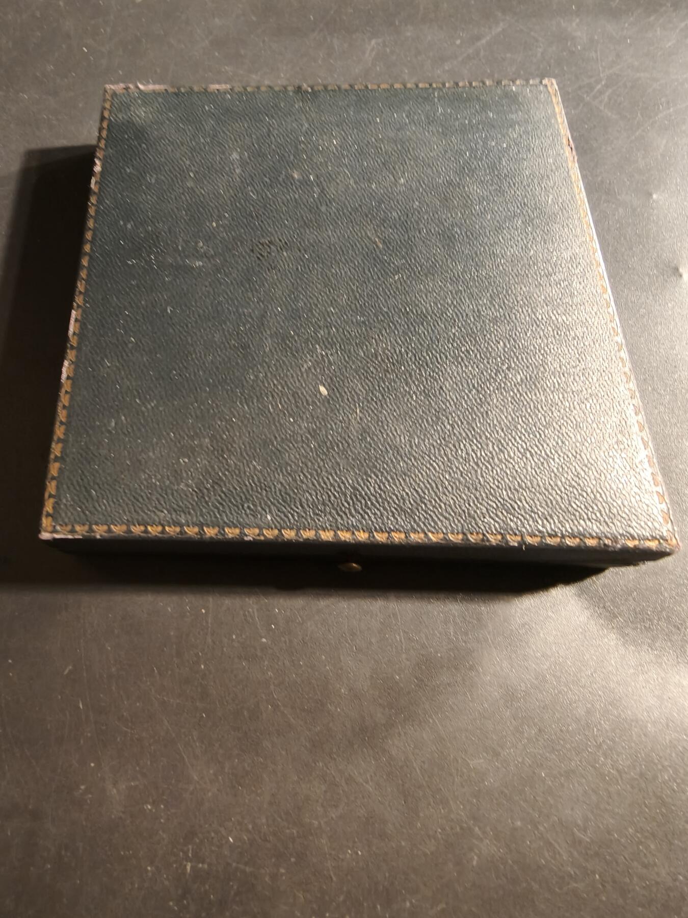 老王徽章第176期 法国拉加雷讷科隆布市一战烈士纪念碑落成大铜章     原盒     大师路易·波特公鸡头玛丽安娜     直径68mm     重量118.9g