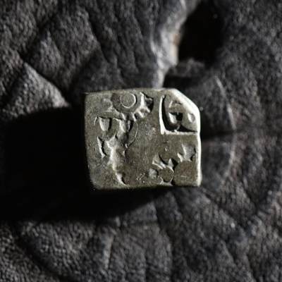 【良泉】【春节前最后一场】2月5日晚19.30点开拍！208组，本场结束后预存钱币的朋友请告知，将连同本场拍品一起邮寄，预祝诸位春节愉快！ - 公元前3世纪【古印度】孔雀王朝【阿育王】佛教三大护法王之一， 1卡夏帕银币，3.32克