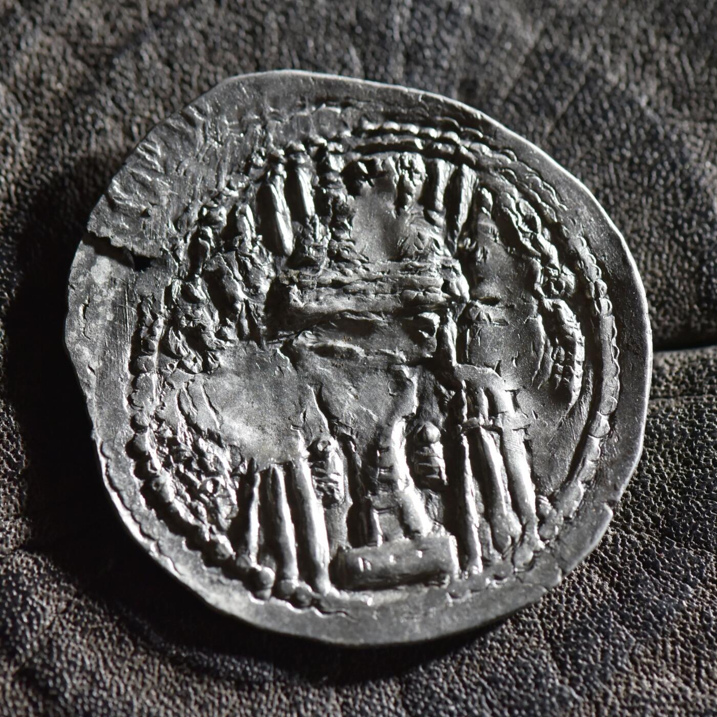 【良泉】【春节前最后一场】2月5日晚19.30点开拍！208组，本场结束后预存钱币的朋友请告知，将连同本场拍品一起邮寄，预祝诸位春节愉快！ 【极美品】【宽胚 喀布尔造币厂版】公元309-379年【波斯帝国】萨珊王朝，沙普尔二世，一德拉克马银币，4.15克