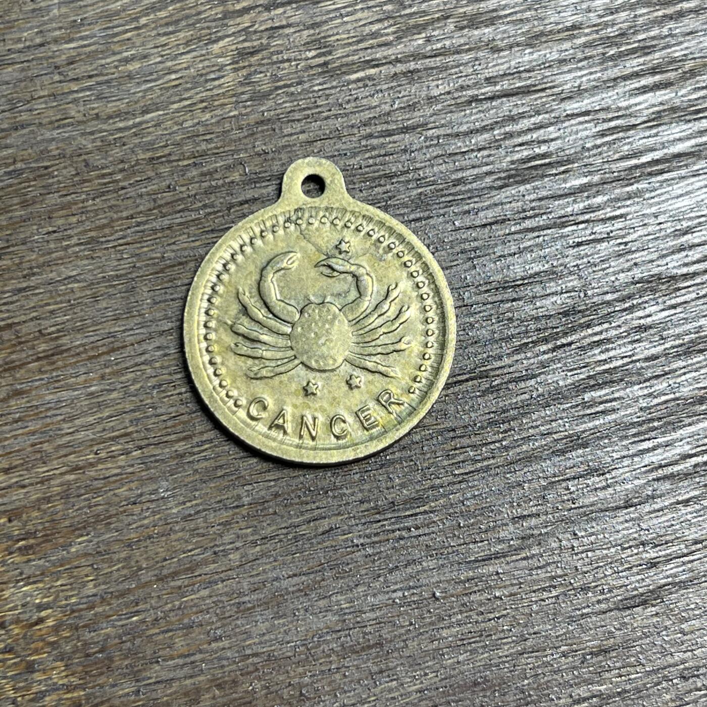 【铜匠收藏】★第137场★散币场。不寄存，30包邮。不满30元，支付5元运费。《接受代拍 代送NGC评级》 100【无寄存】12星座纪念章吊坠 摩羯和巨蟹