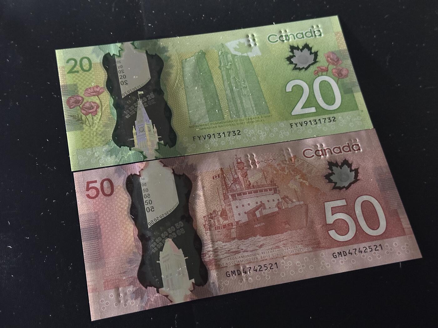 《外钞收藏家》第六百零一期（畅拍场）（本平台长期征集拍品、欢迎藏友们联系合作） 加拿大塑料钞20加元全新和50加元有一道接近贯穿的压痕软折 2张一起