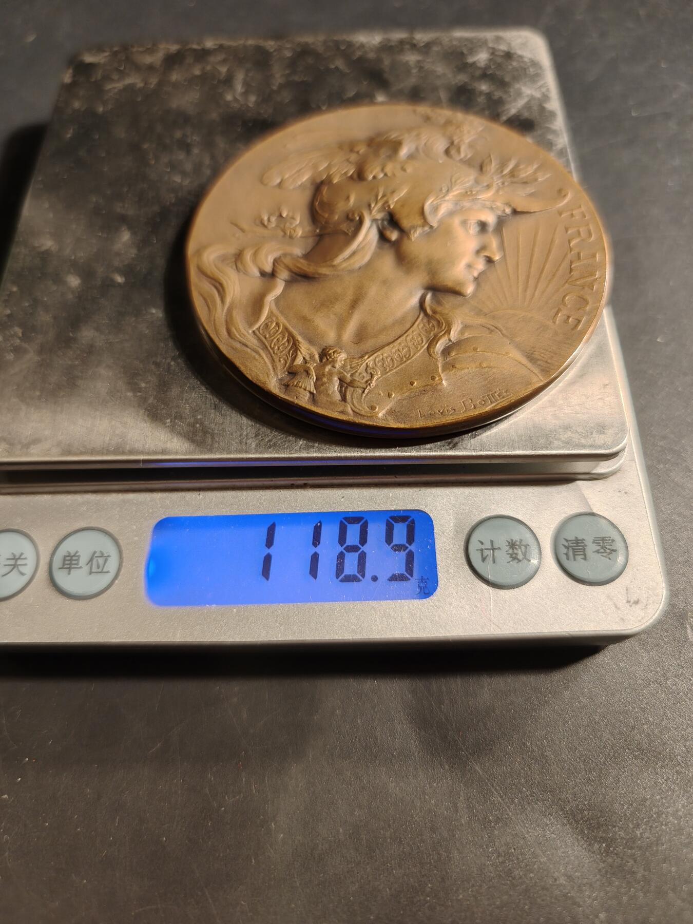 老王徽章第176期 法国拉加雷讷科隆布市一战烈士纪念碑落成大铜章     原盒     大师路易·波特公鸡头玛丽安娜     直径68mm     重量118.9g