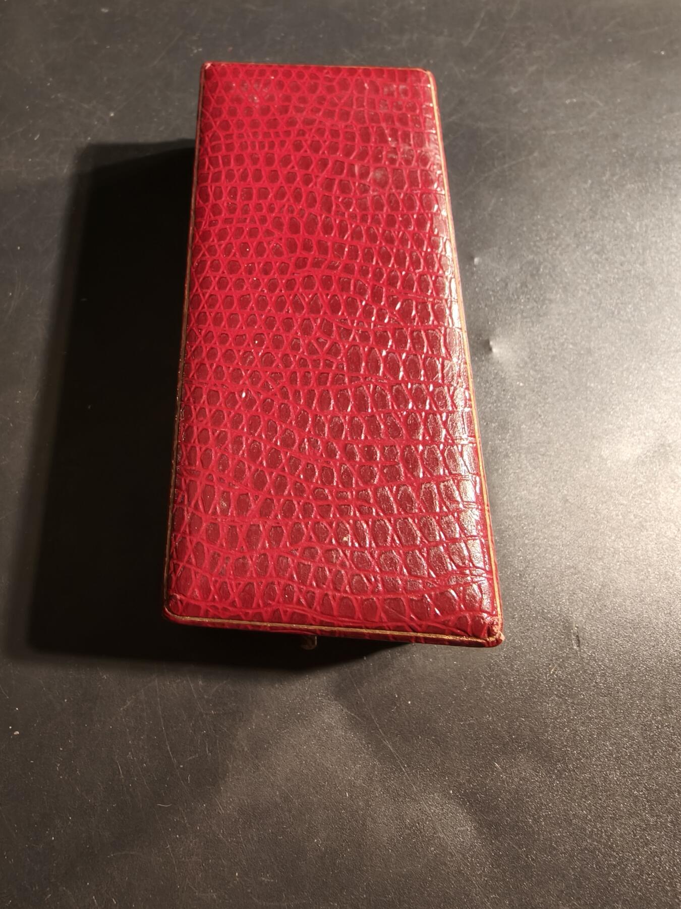 老王徽章第176期 法国骑士级英勇奉献功绩十字勋章     原盒      旨在鼓励和表彰在文化、艺术、文学、科学和体育领域为提升法国声望做出贡献的人士。