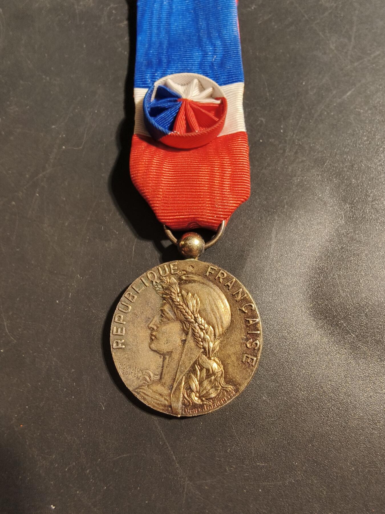 老王徽章第176期 法国金级工商部劳动荣誉奖章    螃蟹银标   800银镀金     15.5g 