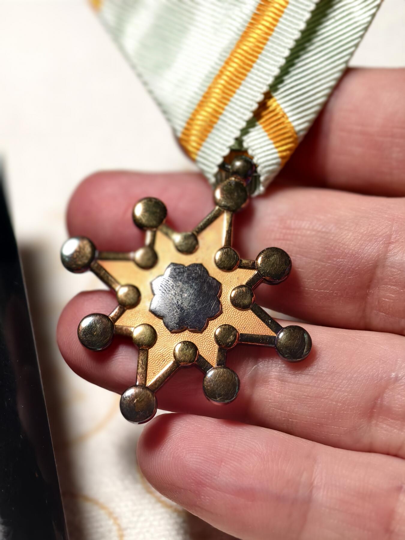 抚柳草堂-第七期章牌钱币 奖章勋章限时免佣 满百包邮 放漏专场 昭和二战时期七等瑞宝章 原盒带杯绶 银质16.8g镀金完好氧化的非常漂亮 