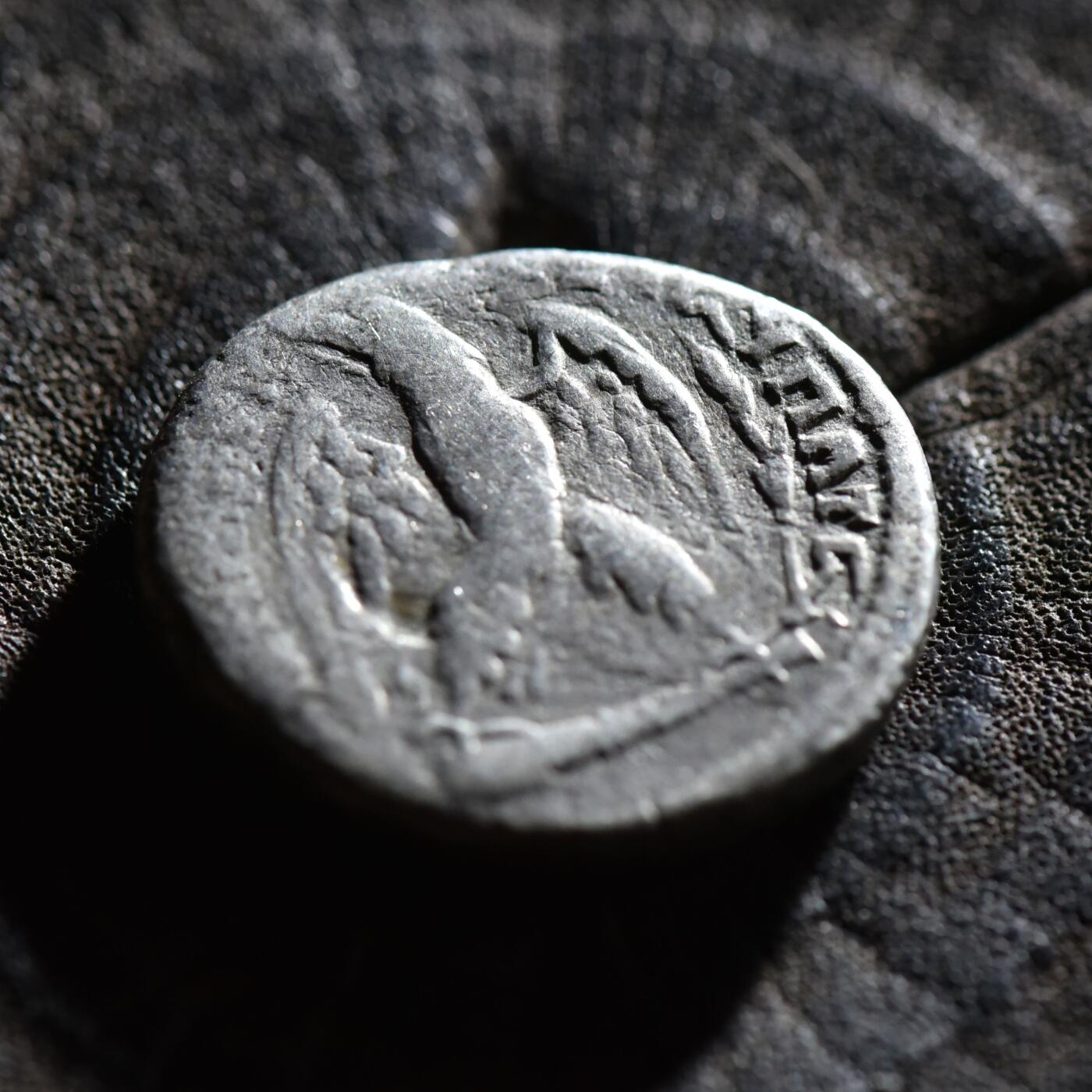 【良泉】【春节前最后一场】2月5日晚19.30点开拍！208组，本场结束后预存钱币的朋友请告知，将连同本场拍品一起邮寄，预祝诸位春节愉快！ 11.14克，公元110-111年【古罗马】图拉真，腓尼基行省推罗城打制“立鹰”四德拉克马银币