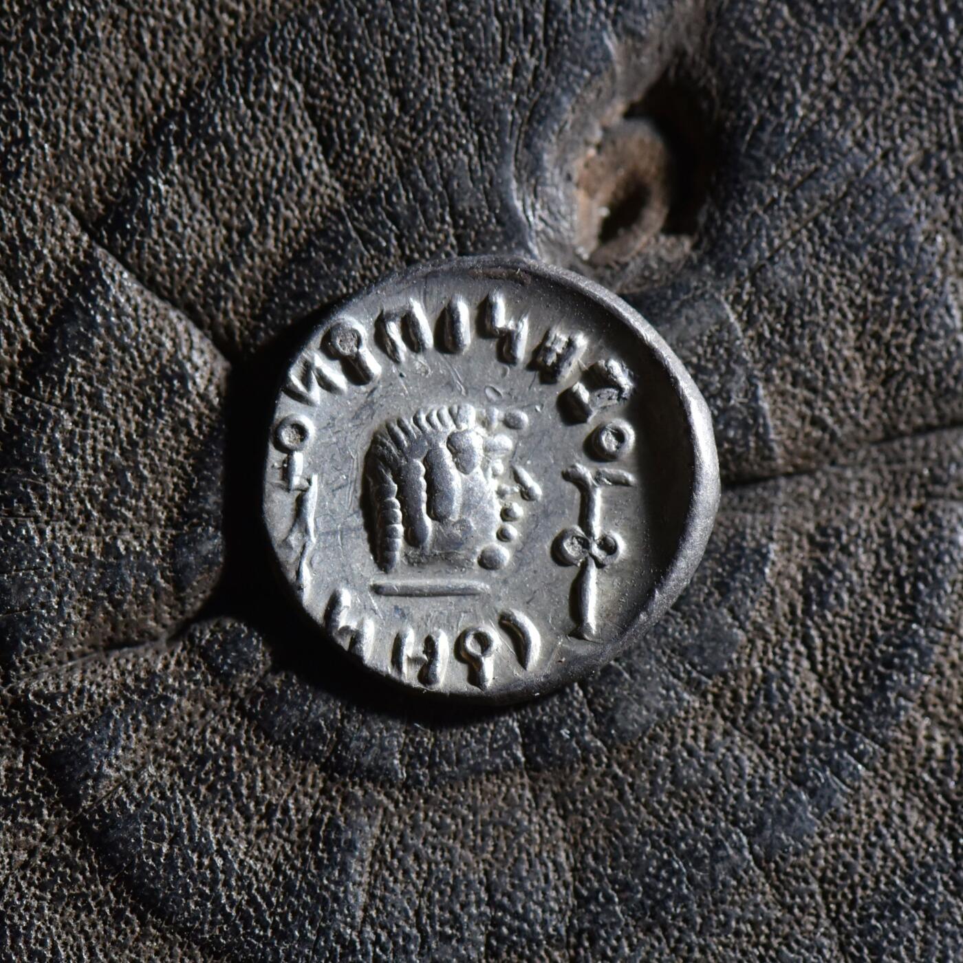 【良泉】【春节前最后一场】2月5日晚19.30点开拍！208组，本场结束后预存钱币的朋友请告知，将连同本场拍品一起邮寄，预祝诸位春节愉快！ 【极美品】公元100-120年【南阿拉伯半岛】萨巴和希木叶尔王国，阿姆丹王，1标准银币，1.46克