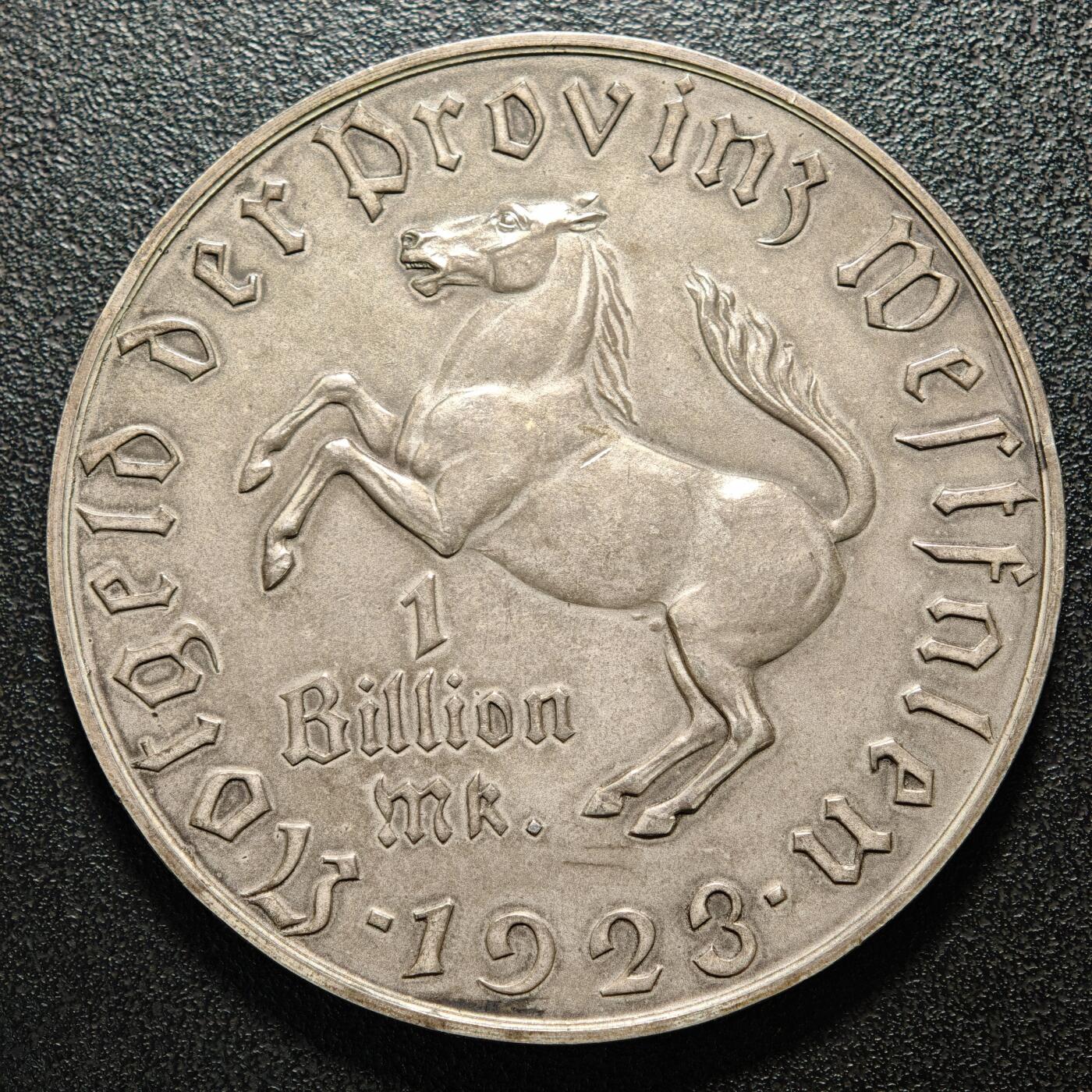 【德藏】世界币章拍卖第161期 1923年 德国德紧威斯特法伦马币1万亿马克 大名誉品 世界上面值最大的硬币 发行量仅一万余枚 淡环彩包浆 状态极佳  直径约：60.1mm；重约：83.3g