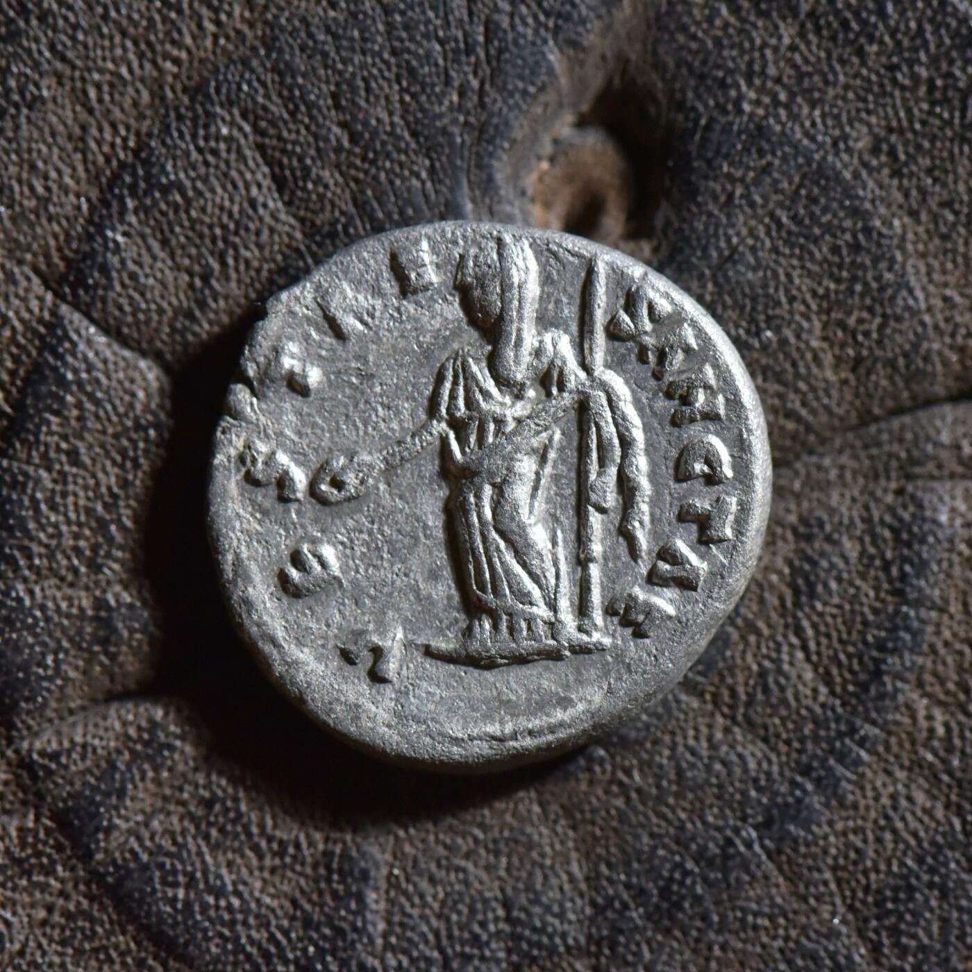 【良泉】【春节前最后一场】2月5日晚19.30点开拍！208组，本场结束后预存钱币的朋友请告知，将连同本场拍品一起邮寄，预祝诸位春节愉快！ 公元197年【古罗马】塞维鲁其妻子尤利娅·多姆娜打制“神圣的灶神”（VESTAE SANCTAE）第纳尔银币，老底嘉造币厂，3.01克