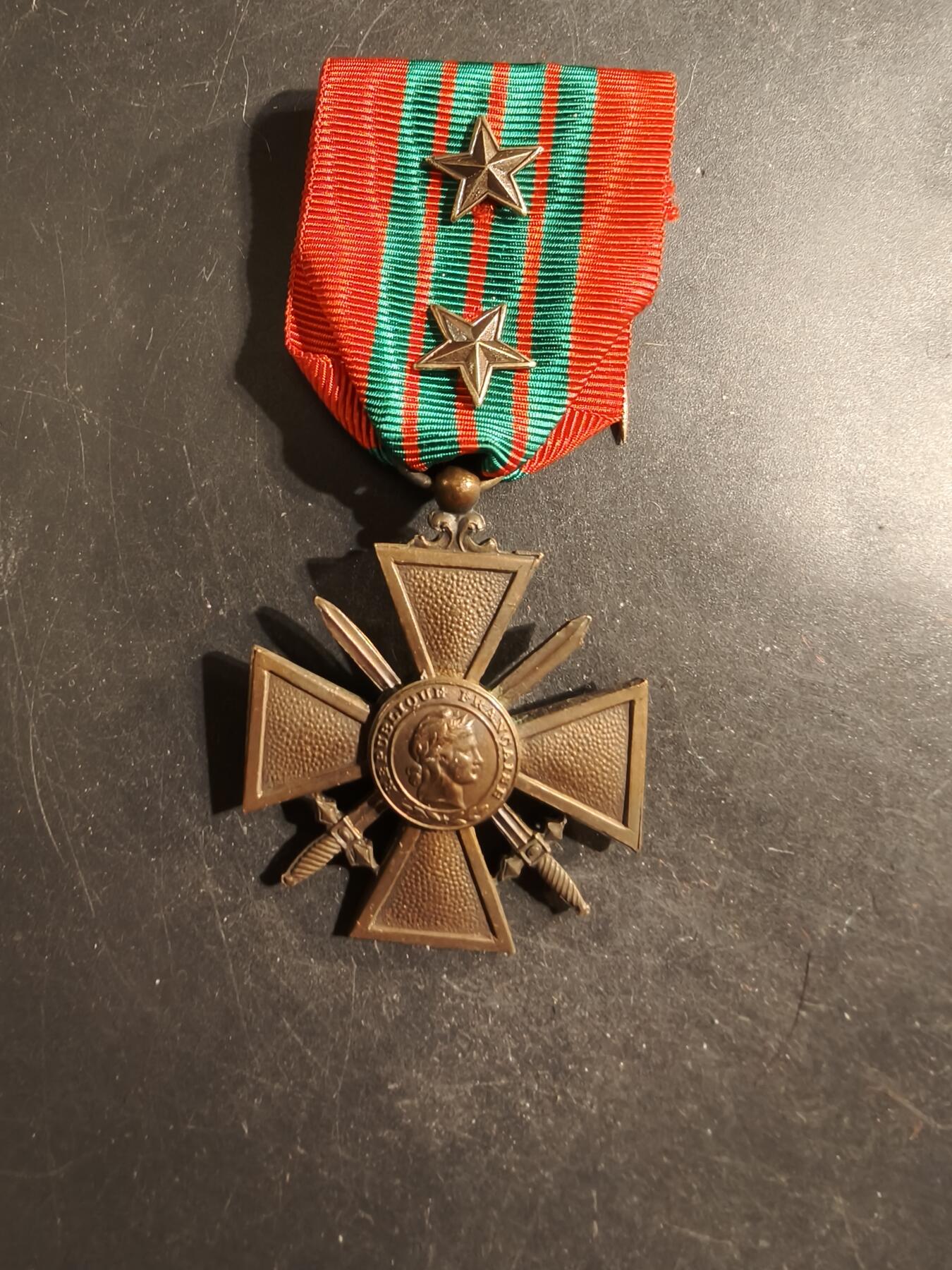 老王徽章第176期 法国1939战争十字奖章    2颗铜星勋饰