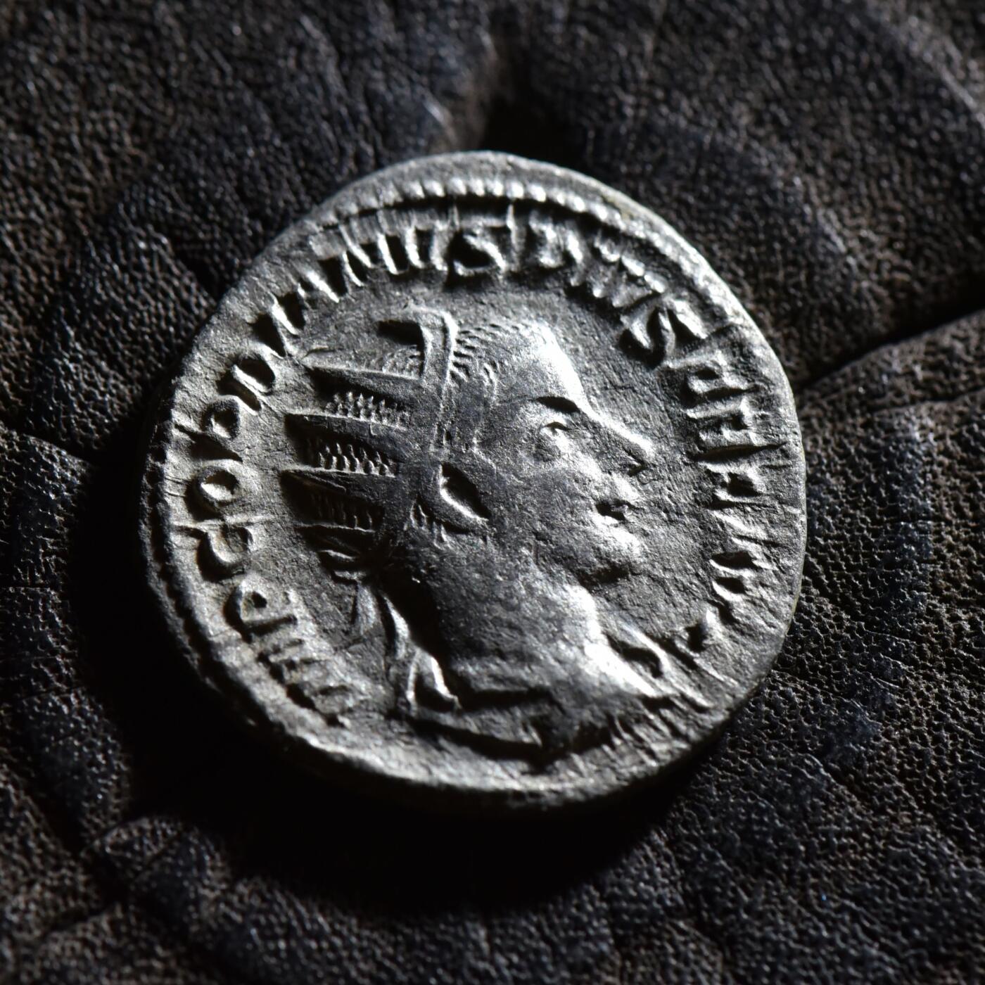 【良泉】【春节前最后一场】2月5日晚19.30点开拍！208组，本场结束后预存钱币的朋友请告知，将连同本场拍品一起邮寄，预祝诸位春节愉快！ 公元238-244年【古罗马】戈尔迪安三世，背太阳神索尔，铭文AETERNITATI AVG（奥古斯都永恒）双迪纳里银币，2.08克