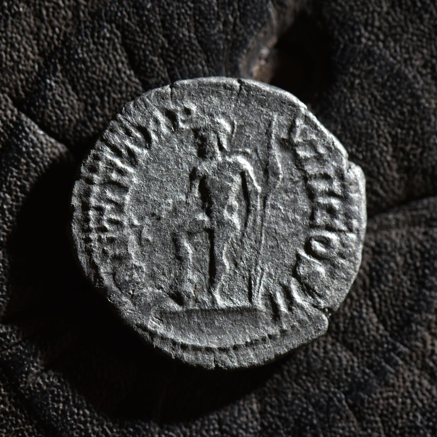 【良泉】【春节前最后一场】2月5日晚19.30点开拍！208组，本场结束后预存钱币的朋友请告知，将连同本场拍品一起邮寄，预祝诸位春节愉快！ 公元205年【古罗马】【暴君】卡拉卡拉，战神阿瑞斯（玛尔斯）第纳尔银币，3.08克