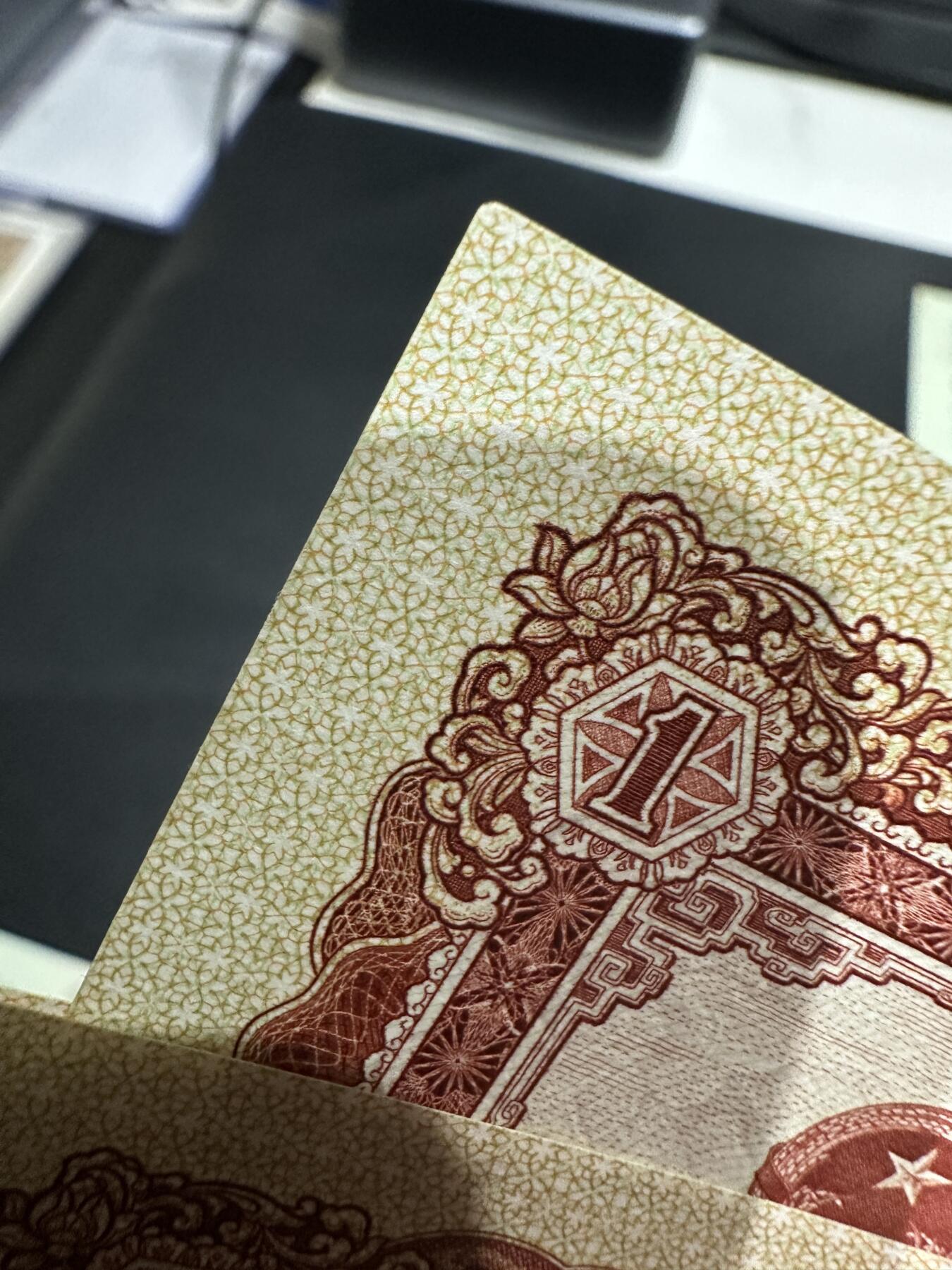 《外钞收藏家》第六百零一期（畅拍场）（本平台长期征集拍品、欢迎藏友们联系合作） 越南 中国代印版1盾 3张一起 全新UNC 都是无47靓号 有一张一个角不绝