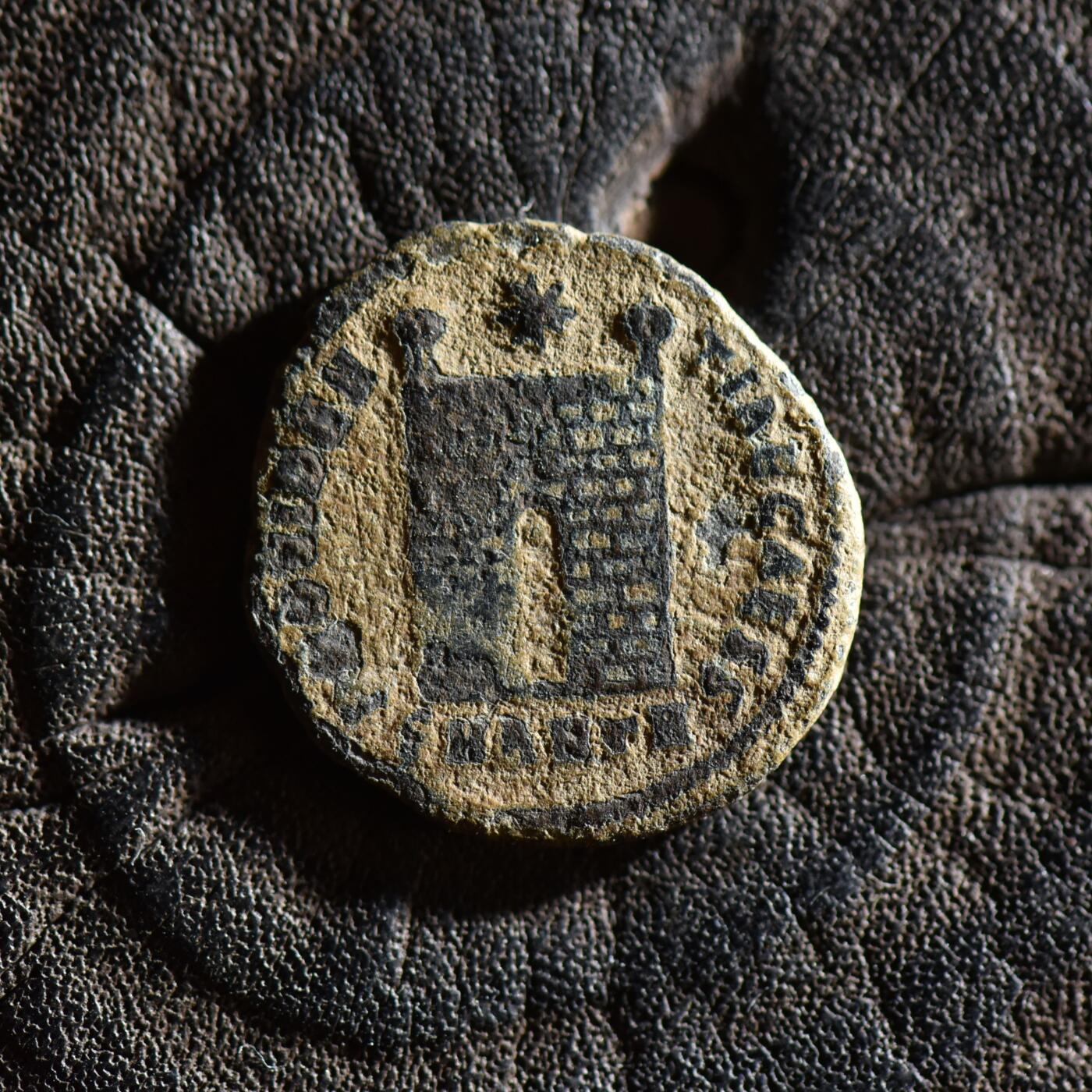 【良泉】【春节前最后一场】2月5日晚19.30点开拍！208组，本场结束后预存钱币的朋友请告知，将连同本场拍品一起邮寄，预祝诸位春节愉快！ 【少见面左版】公元335-337年【古罗马】君士坦丁二世，凯撒头衔“军塔营门”铜币，2.03克