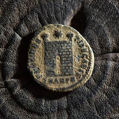 【良泉】【春节前最后一场】2月5日晚19.30点开拍！208组，本场结束后预存钱币的朋友请告知，将连同本场拍品一起邮寄，预祝诸位春节愉快！ - 【少见面左版】公元335-337年【古罗马】君士坦丁二世，凯撒头衔“军塔营门”铜币，2.03克